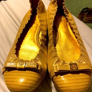 TORY BURCH GOLD ROMY CAP BALLET FLAT BOW